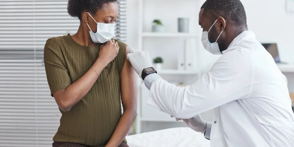 homme vaccinant une femme